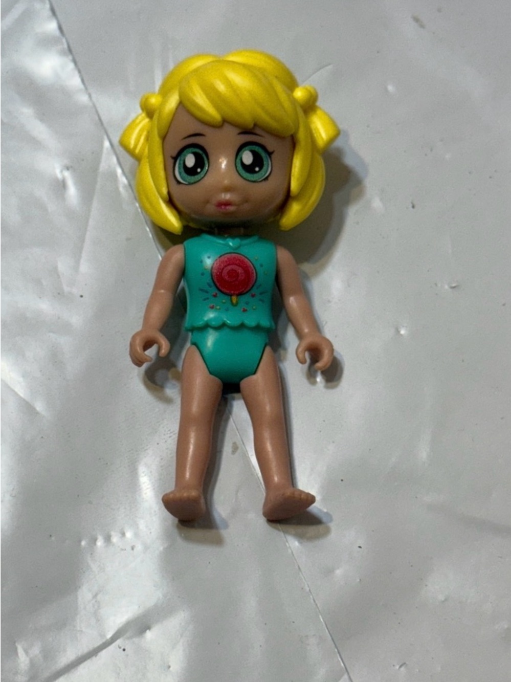 Kid Connection Cupcake House Mini Doll